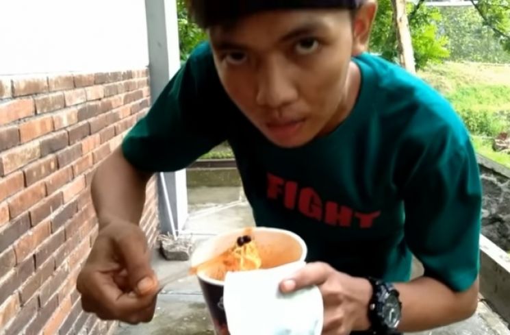 Detail Foto Orang Makan Tai Nomer 11