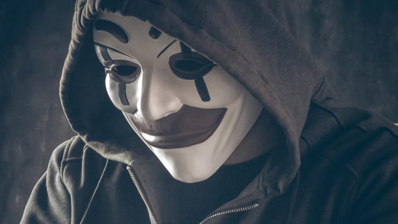 Detail Foto Orang Memakai Topeng Anonymous Nomer 17