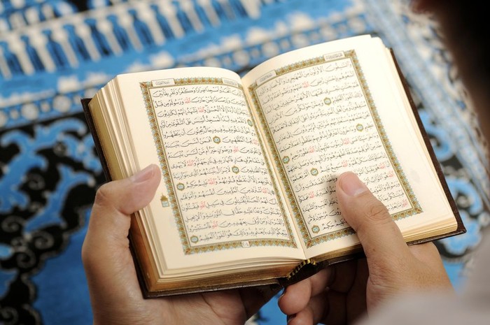 Foto Orang Membaca Al Quran - KibrisPDR