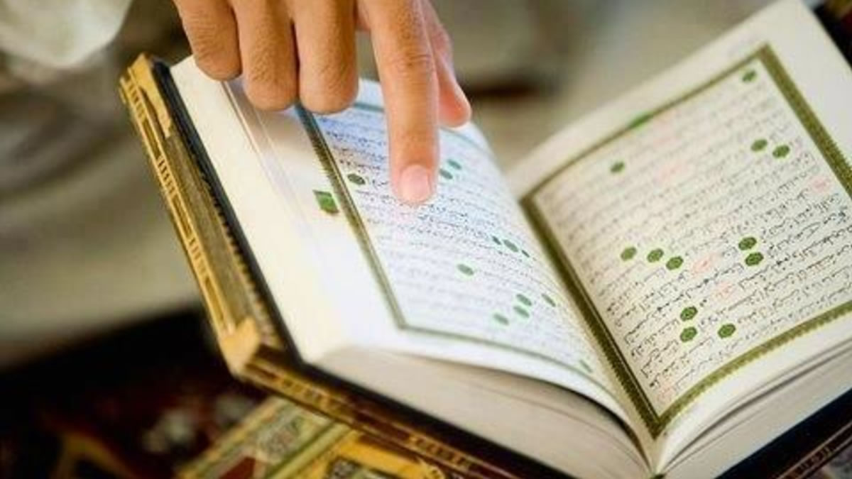 Detail Foto Orang Membaca Al Quran Nomer 31