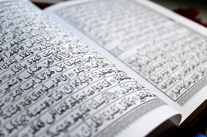 Detail Foto Orang Membaca Al Quran Nomer 38