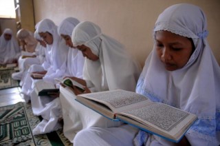 Detail Foto Orang Membaca Al Quran Nomer 45