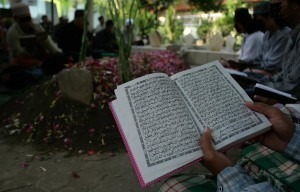 Detail Foto Orang Membaca Al Quran Nomer 46