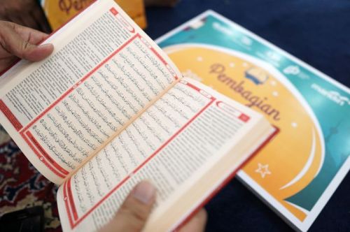 Detail Foto Orang Membaca Al Quran Nomer 52