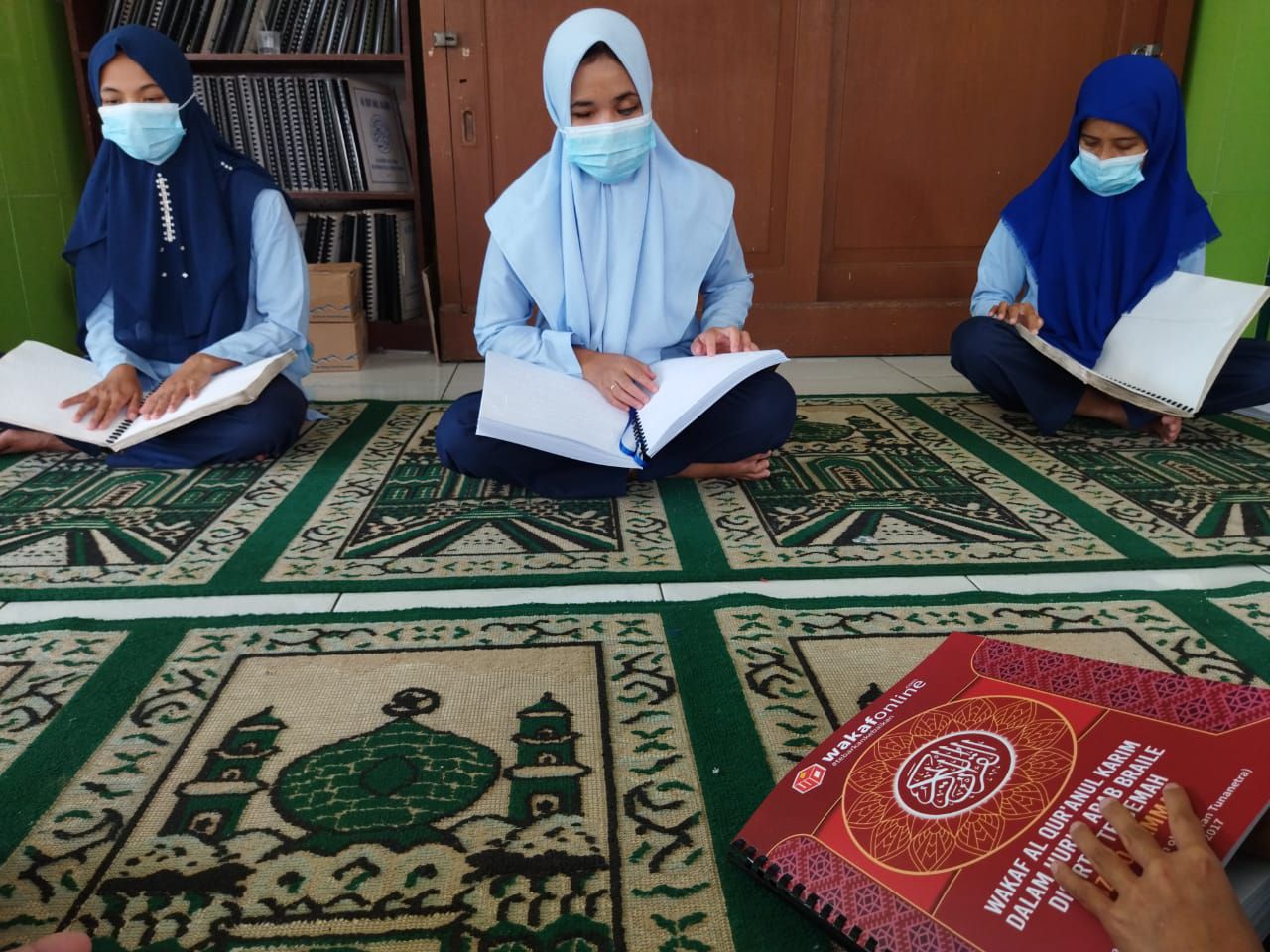 Detail Foto Orang Membaca Al Quran Nomer 56