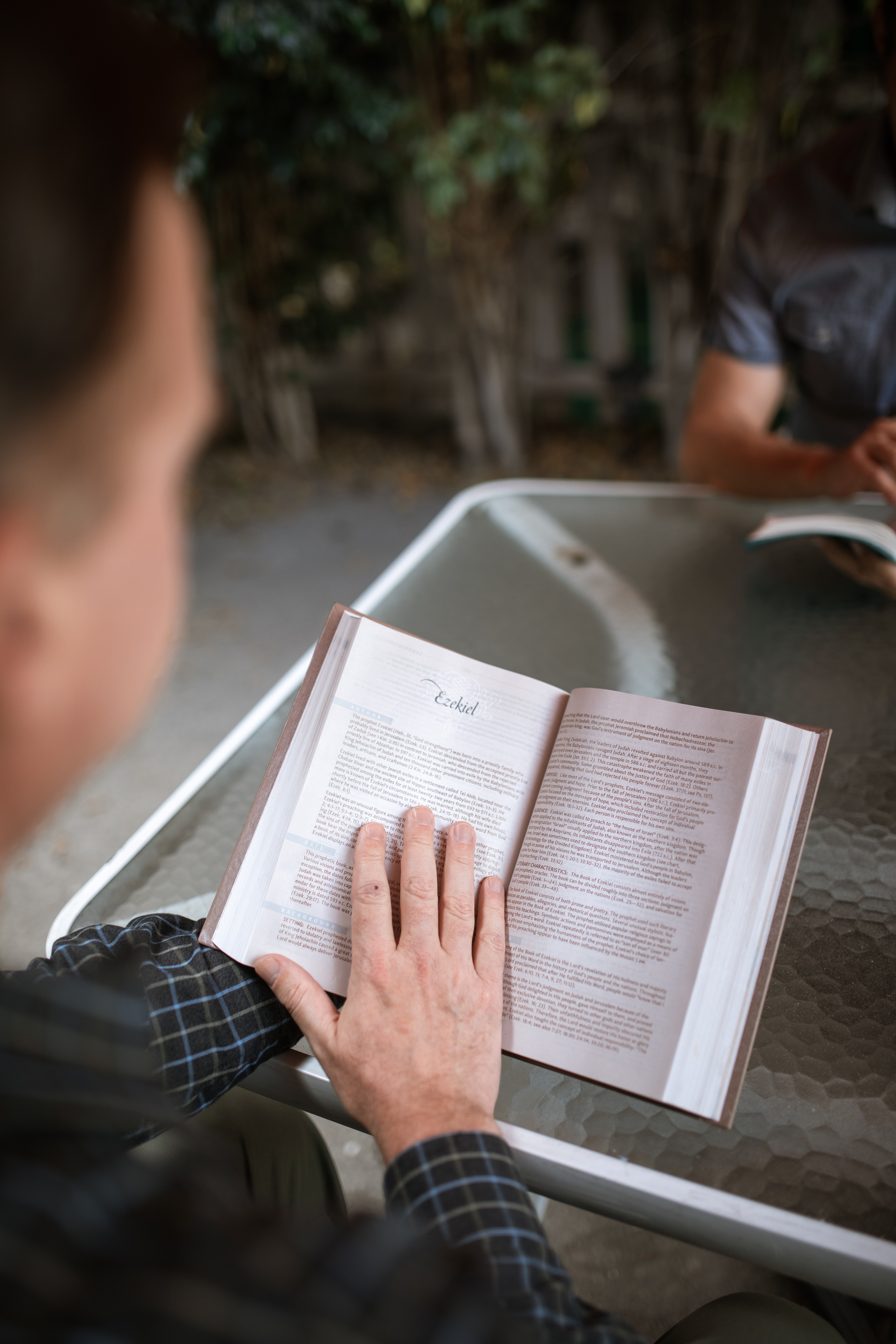 Detail Foto Orang Membaca Buku Nomer 5