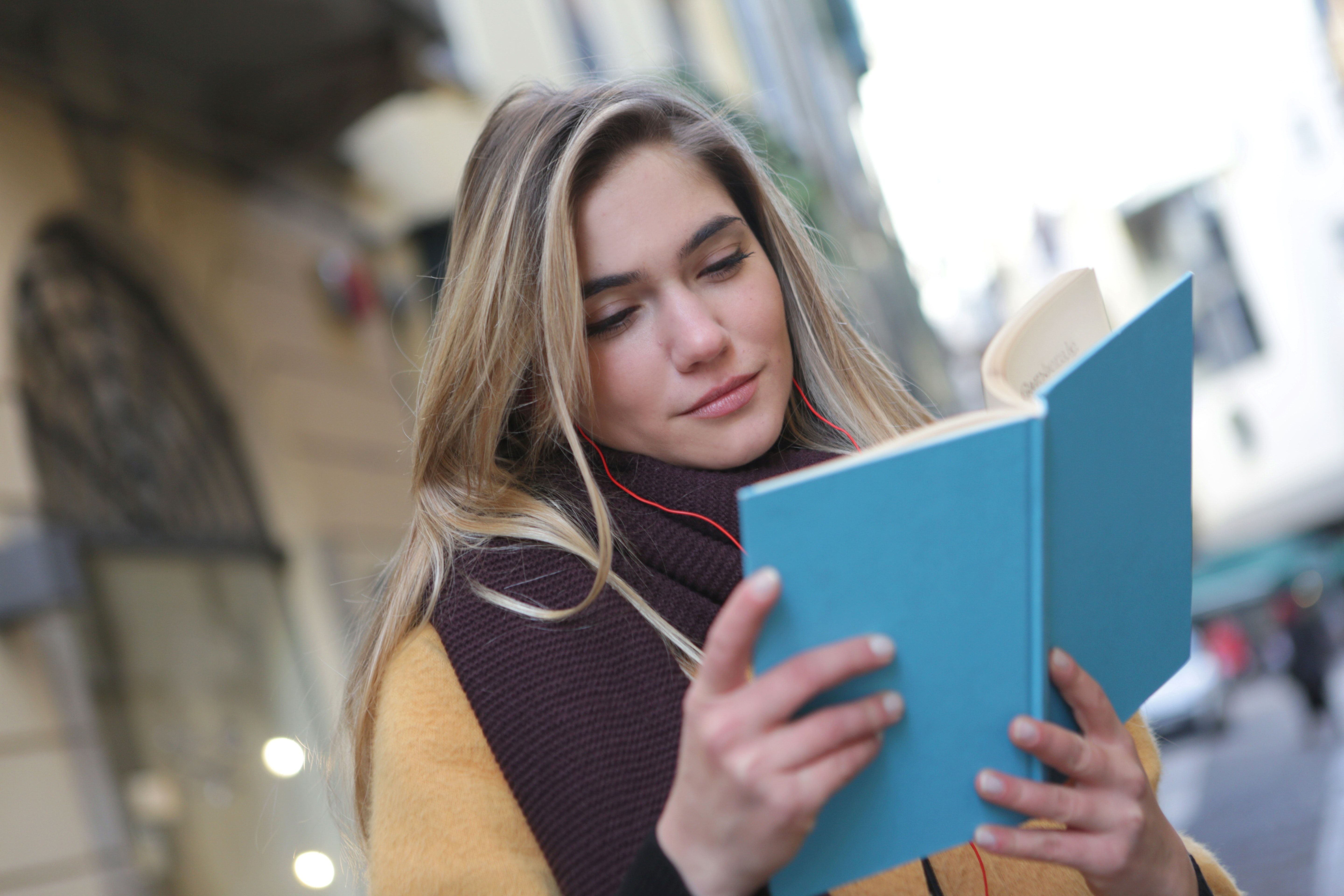 Detail Foto Orang Membaca Buku Nomer 35