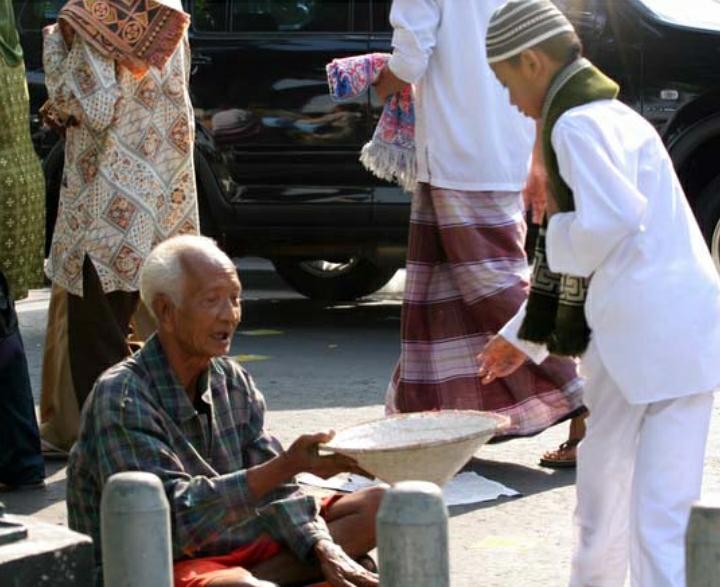 Detail Foto Orang Memberi Sedekah Nomer 6