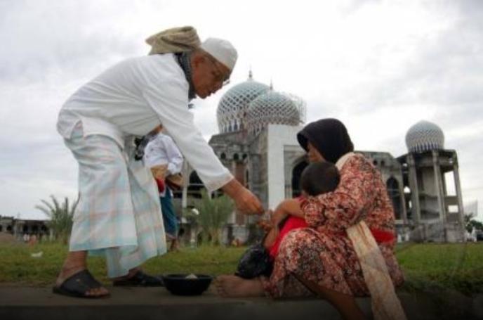 Detail Foto Orang Memberi Sedekah Nomer 7