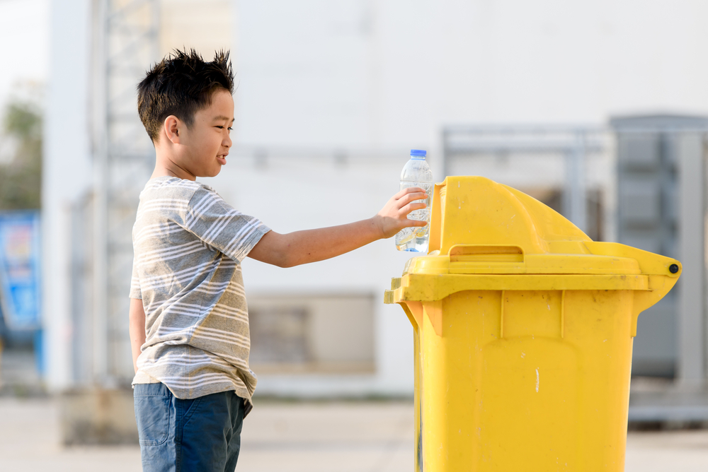 Detail Foto Orang Membuang Sampah Pada Tempatnya Nomer 3