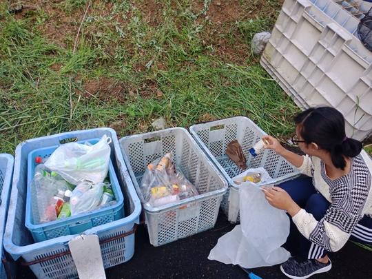Detail Foto Orang Membuang Sampah Pada Tempatnya Nomer 28