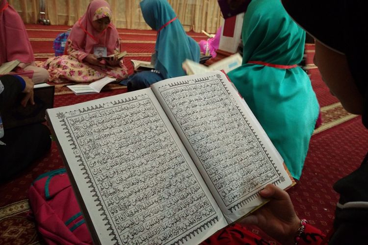 Detail Foto Orang Mengaji Al Quran Nomer 15