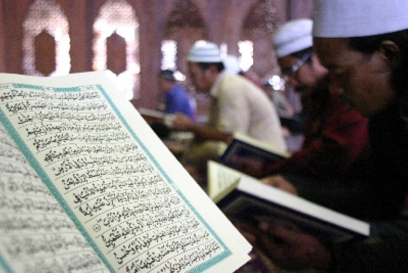 Detail Foto Orang Mengaji Al Quran Nomer 18