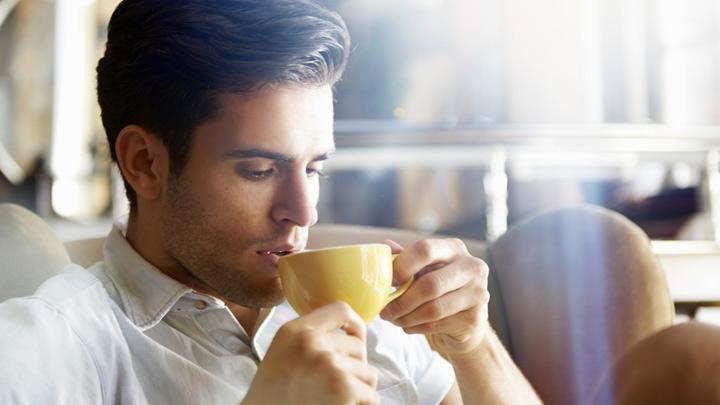 Foto Orang Minum Kopi - KibrisPDR