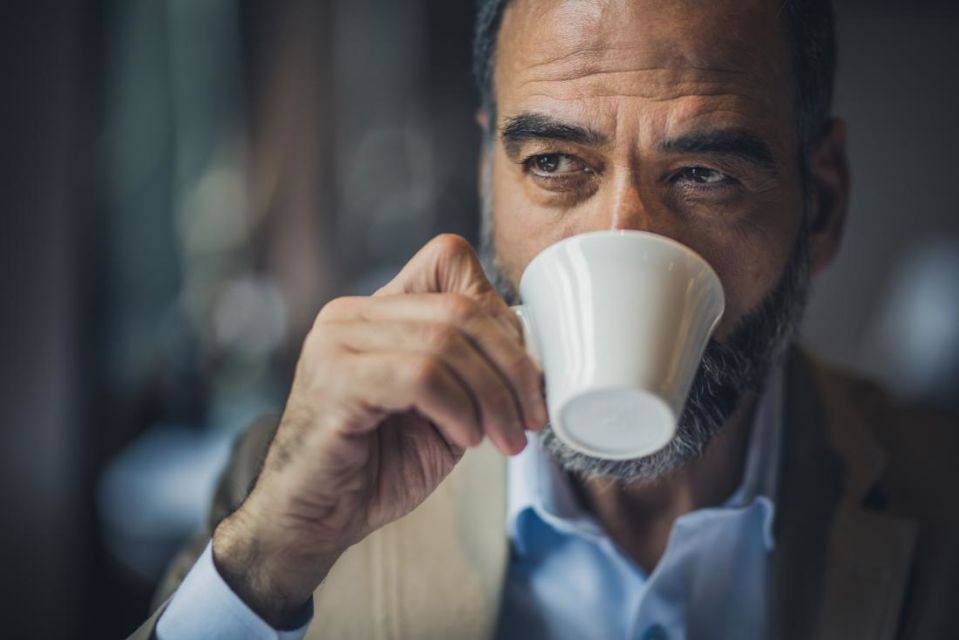 Detail Foto Orang Minum Kopi Nomer 11