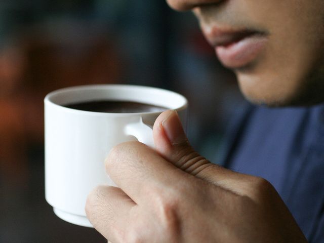 Detail Foto Orang Minum Kopi Nomer 14