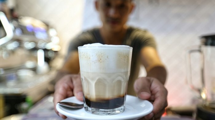 Detail Foto Orang Minum Kopi Nomer 47