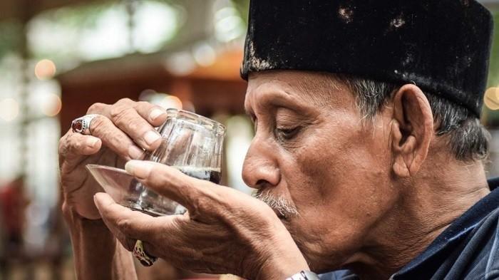 Detail Foto Orang Minum Kopi Nomer 10