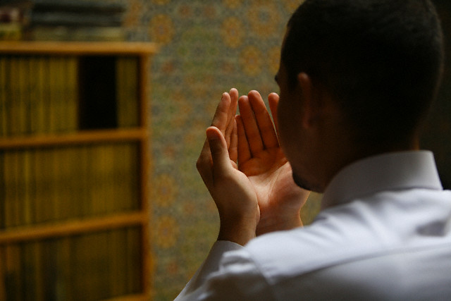 Detail Foto Orang Muslim Berdoa Nomer 25