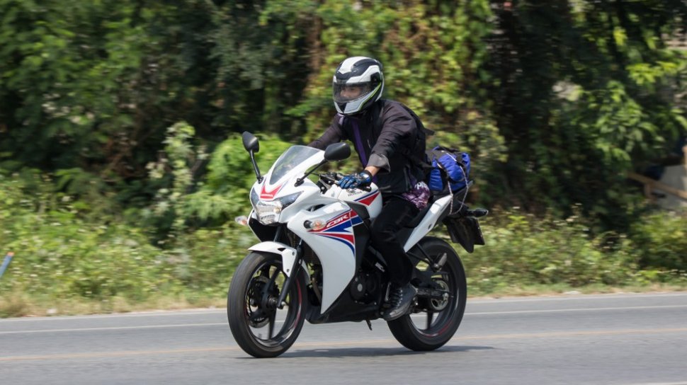 Foto Orang Naik Motor - KibrisPDR