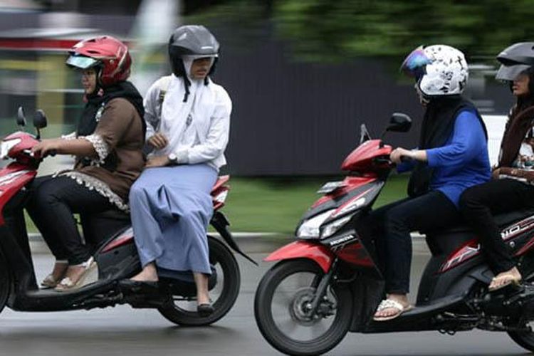 Detail Foto Orang Naik Motor Nomer 16