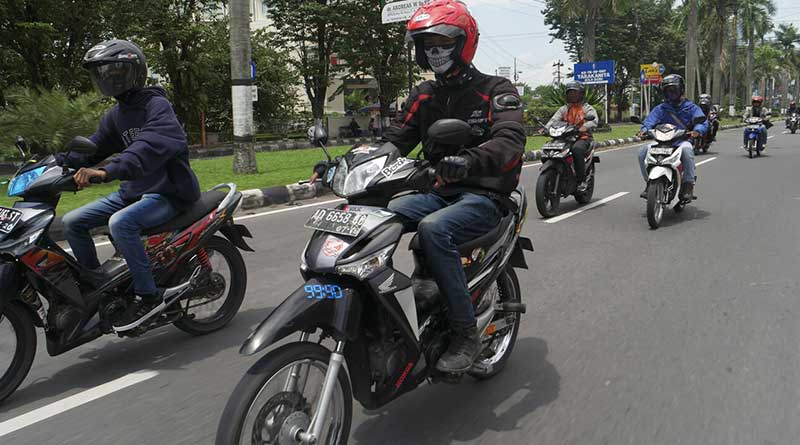 Detail Foto Orang Naik Motor Nomer 25