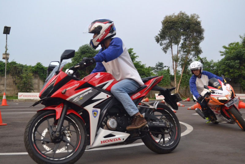 Detail Foto Orang Naik Motor Nomer 33