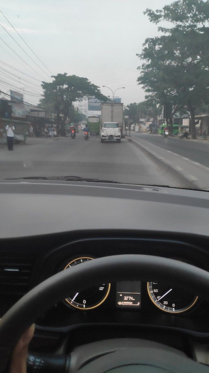 Detail Foto Orang Nyetir Mobil Nomer 2