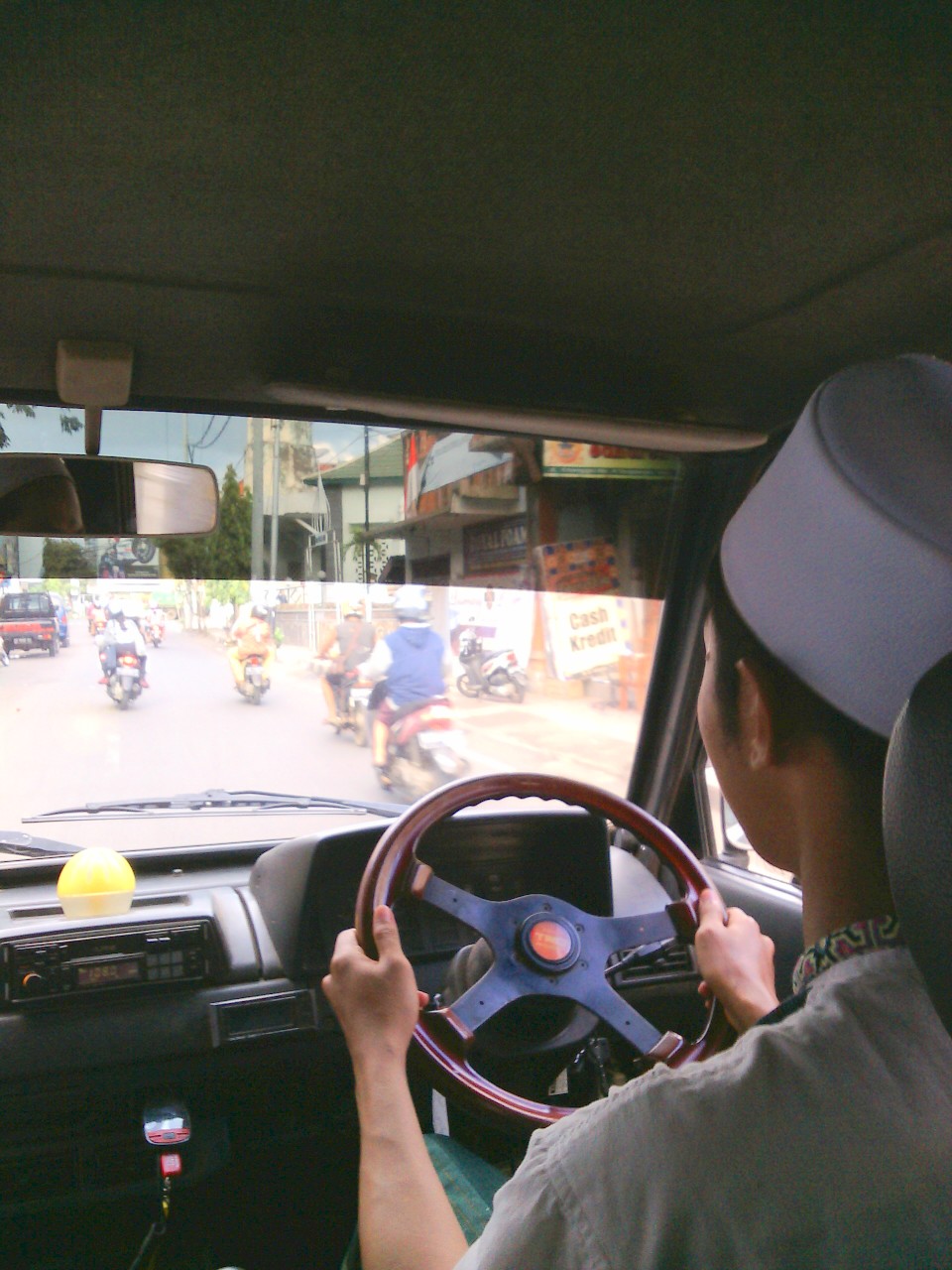 Detail Foto Orang Nyetir Mobil Nomer 43