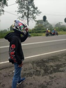 Detail Foto Orang Pakai Helm Full Face Nomer 26