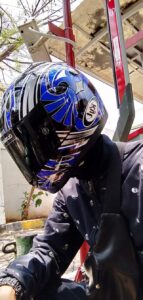 Detail Foto Orang Pakai Helm Full Face Nomer 30