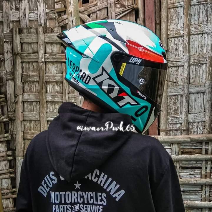 Detail Foto Orang Pakai Helm Full Face Nomer 55