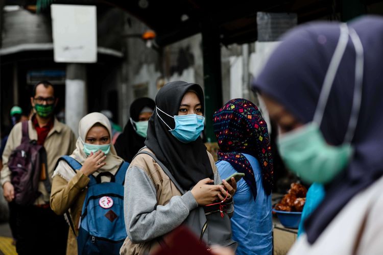 Detail Foto Orang Pakai Masker Nomer 15