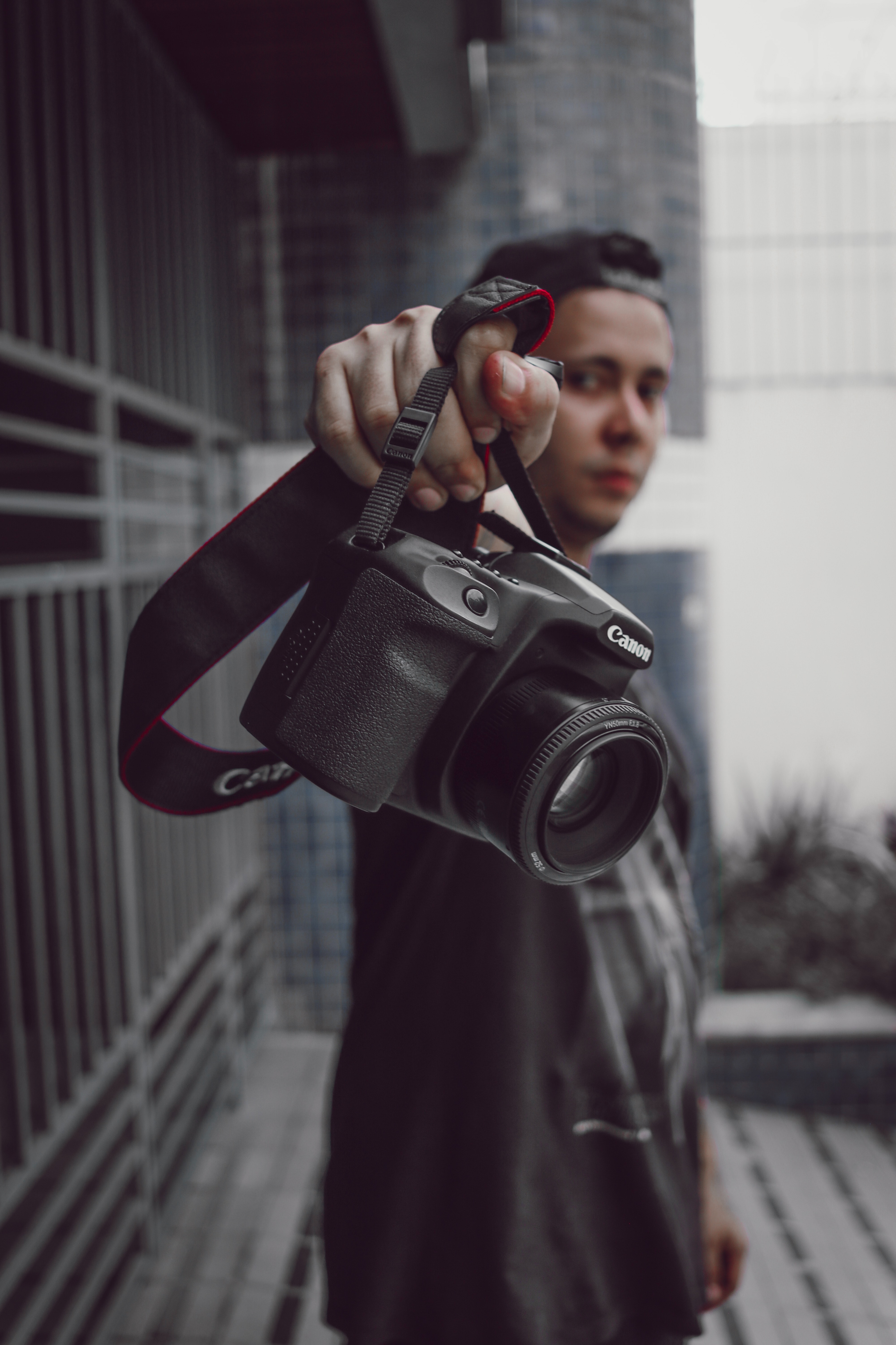 Detail Foto Orang Pegang Kamera Nomer 2