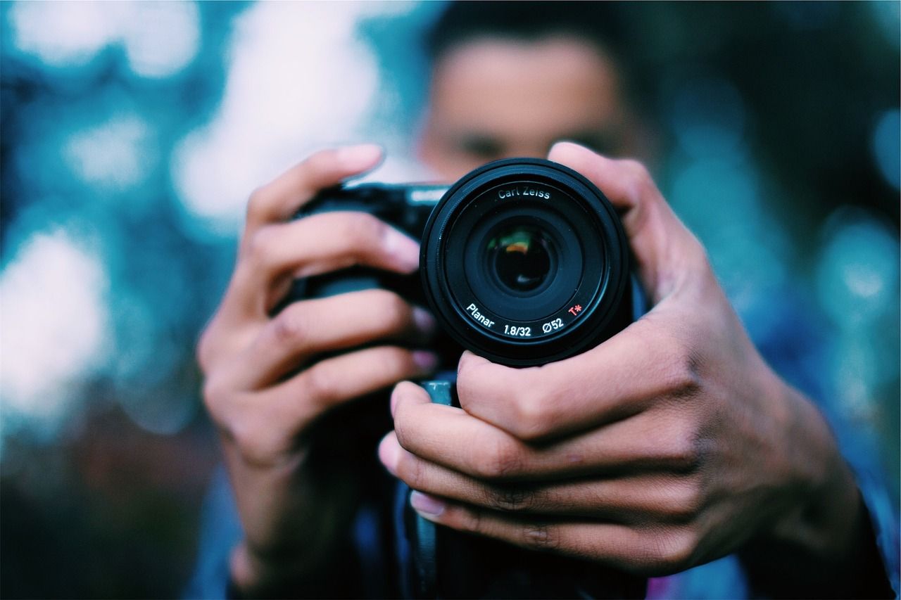 Detail Foto Orang Pegang Kamera Nomer 13