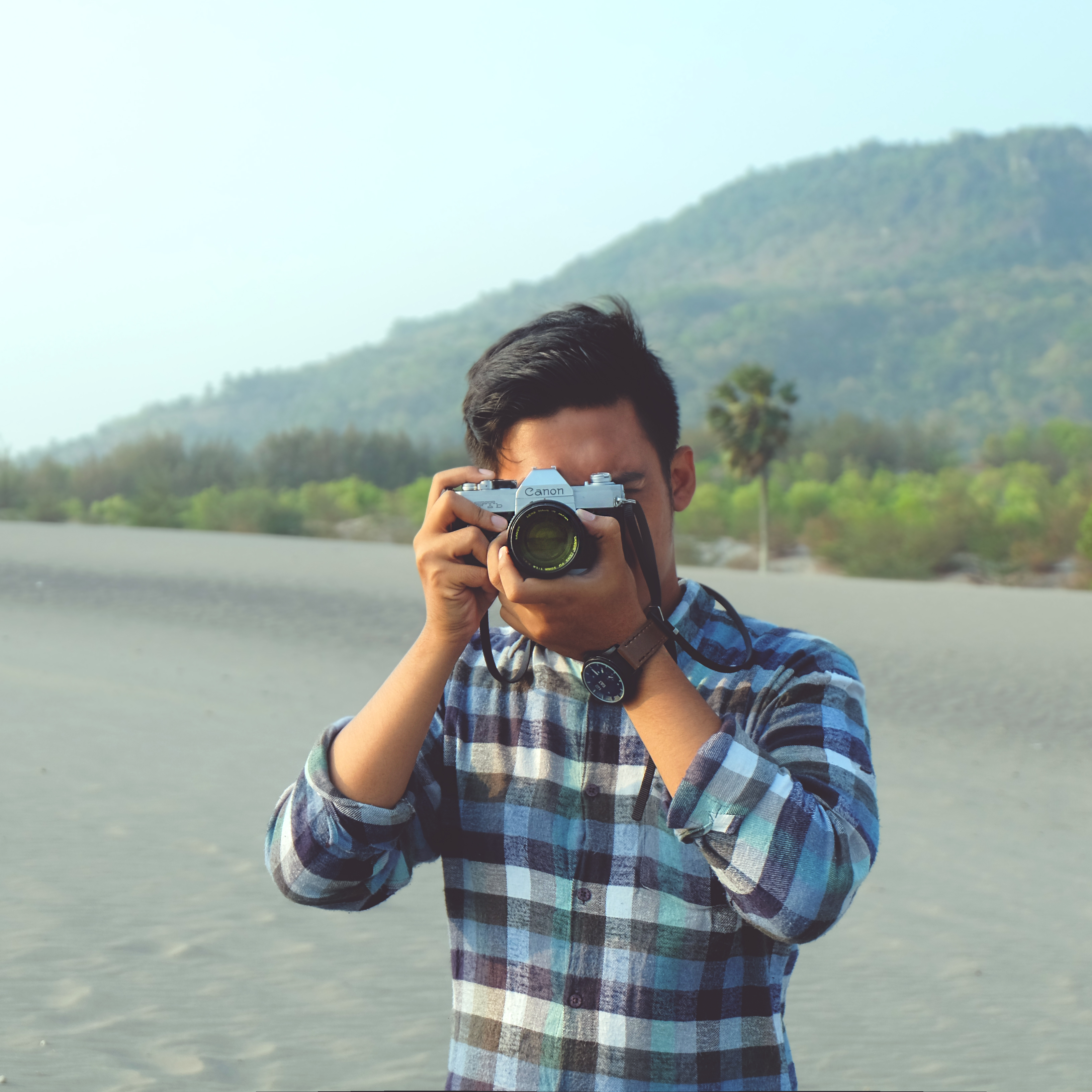 Detail Foto Orang Pegang Kamera Nomer 15