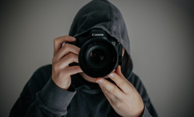 Detail Foto Orang Pegang Kamera Nomer 16