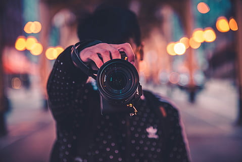 Detail Foto Orang Pegang Kamera Nomer 20