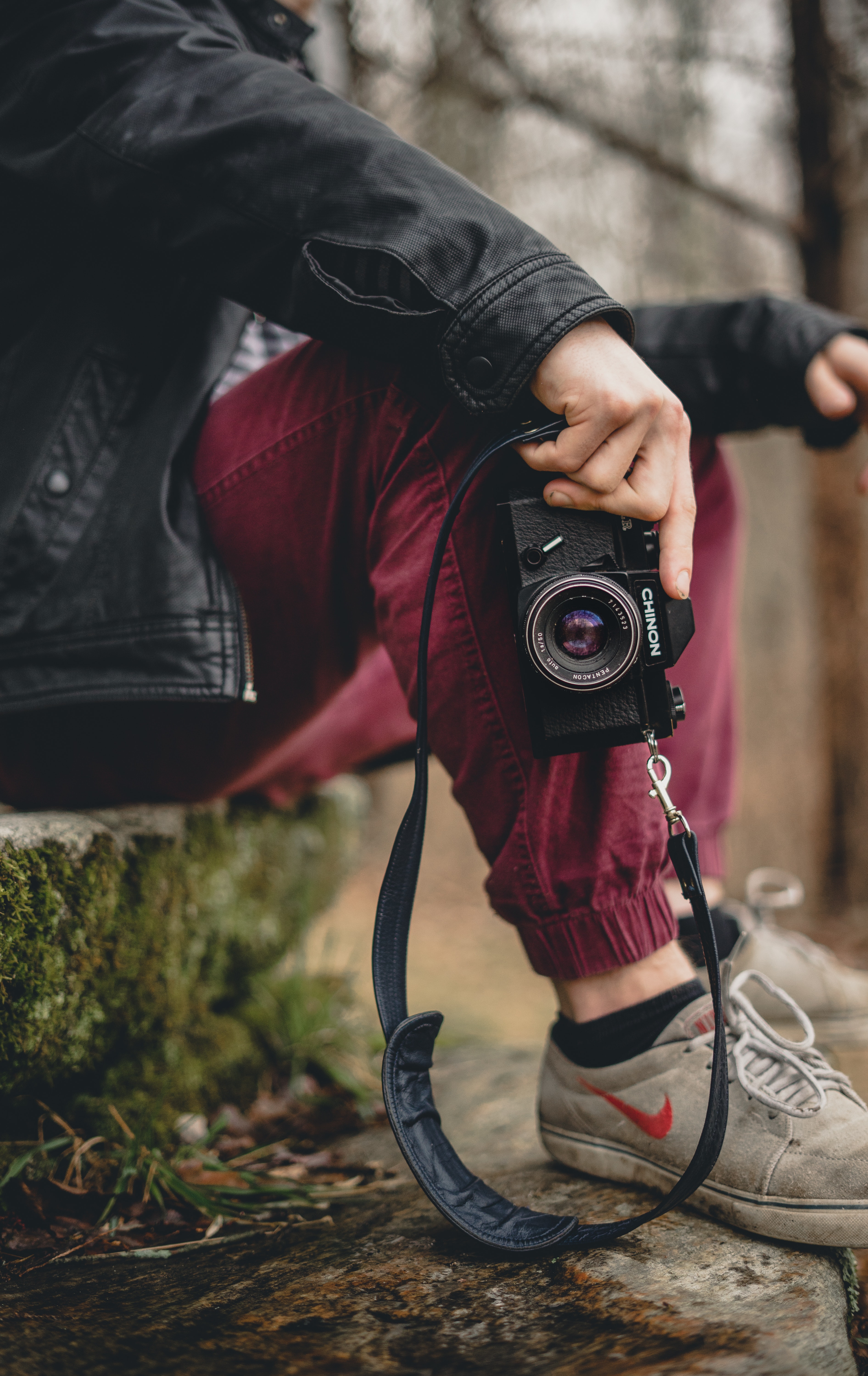 Detail Foto Orang Pegang Kamera Nomer 22