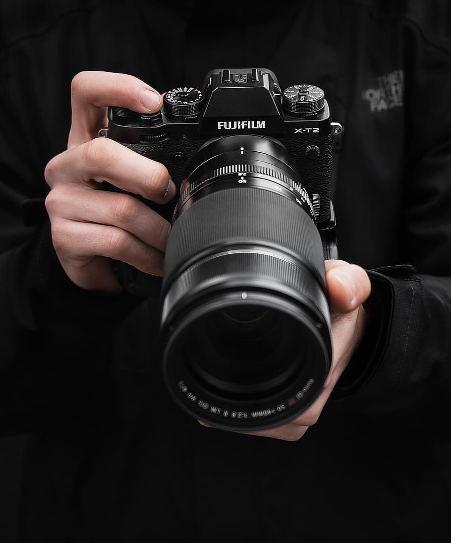 Detail Foto Orang Pegang Kamera Nomer 23