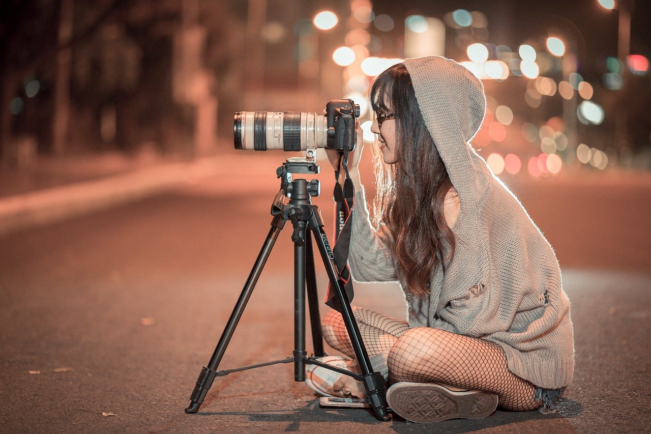Detail Foto Orang Pegang Kamera Nomer 27