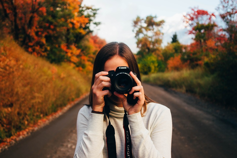 Detail Foto Orang Pegang Kamera Nomer 4