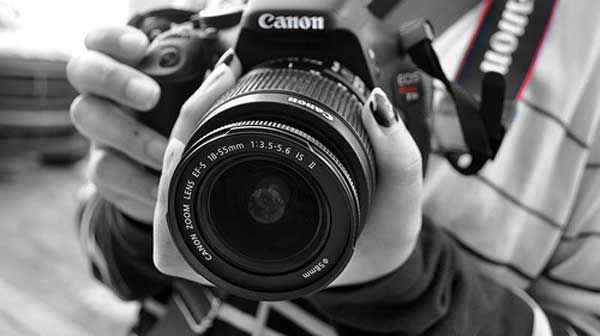 Detail Foto Orang Pegang Kamera Nomer 29