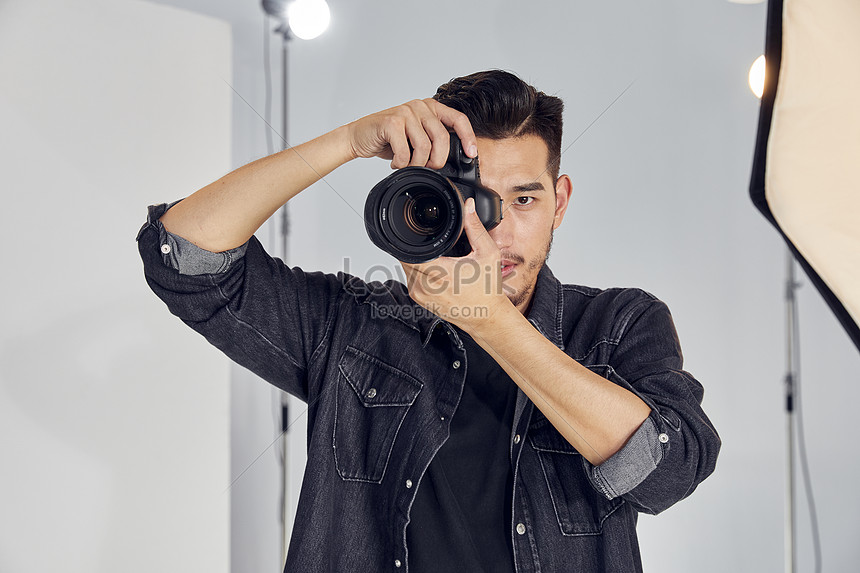 Detail Foto Orang Pegang Kamera Nomer 32