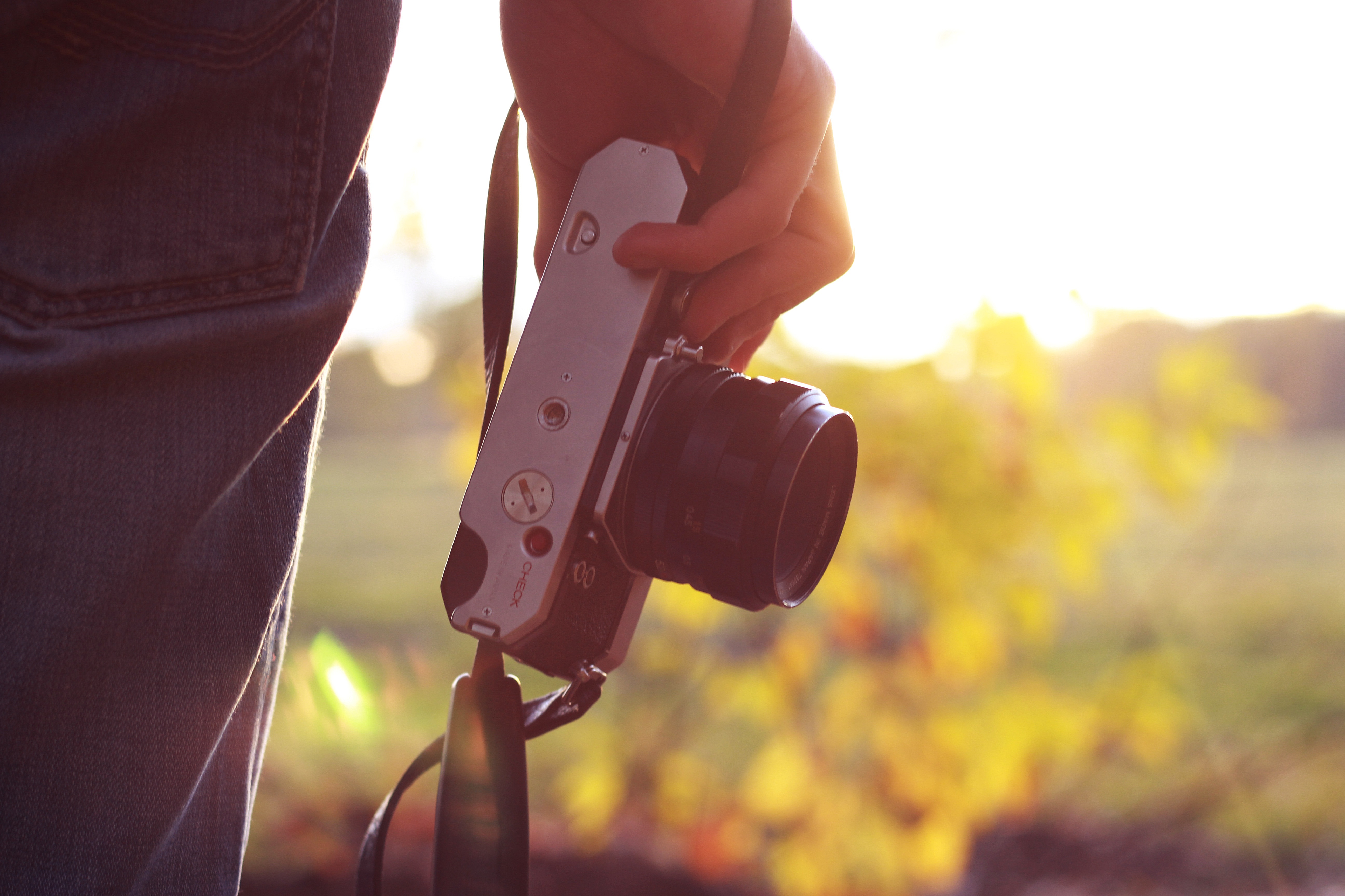 Detail Foto Orang Pegang Kamera Nomer 33