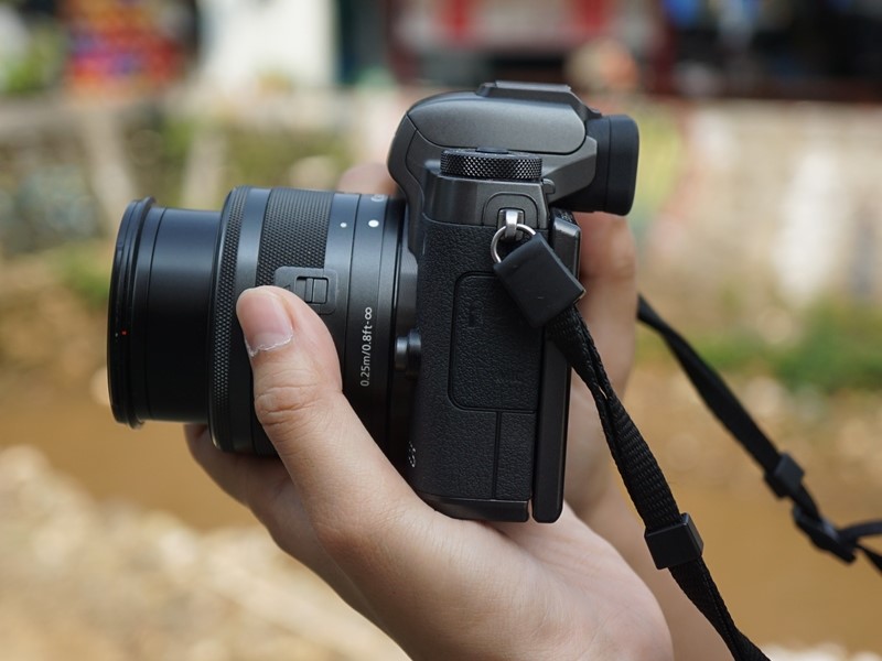 Detail Foto Orang Pegang Kamera Nomer 34