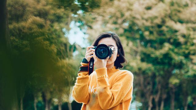 Detail Foto Orang Pegang Kamera Nomer 37