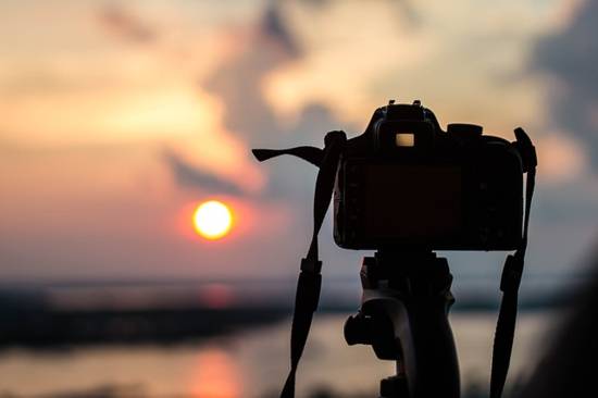 Detail Foto Orang Pegang Kamera Nomer 38