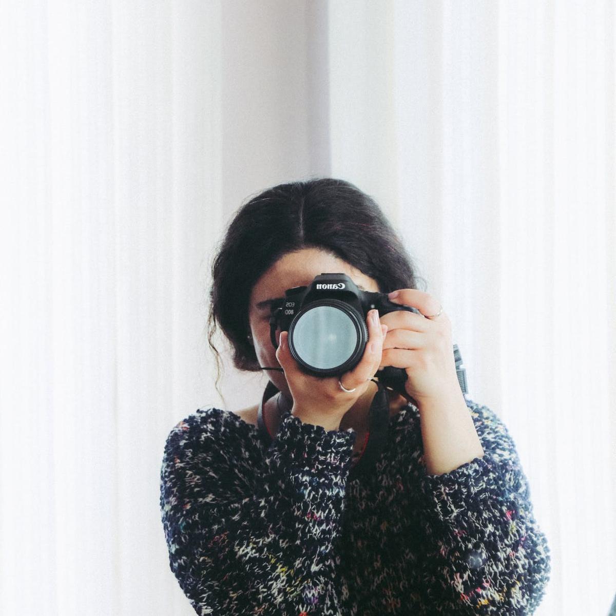 Detail Foto Orang Pegang Kamera Nomer 43