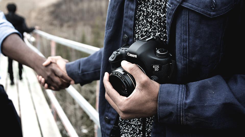 Detail Foto Orang Pegang Kamera Nomer 45